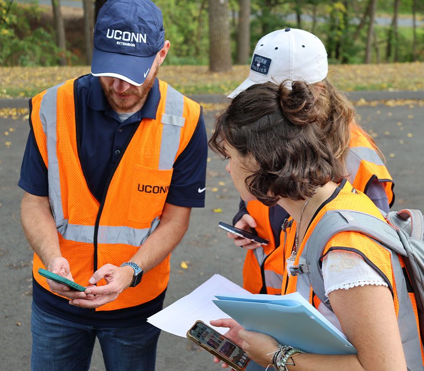 Extension Faculty showing Students a phone app